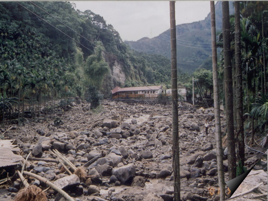 照片2_1 2001年納莉颱風時華山村土石流災情(謝金德，2001/09/19)